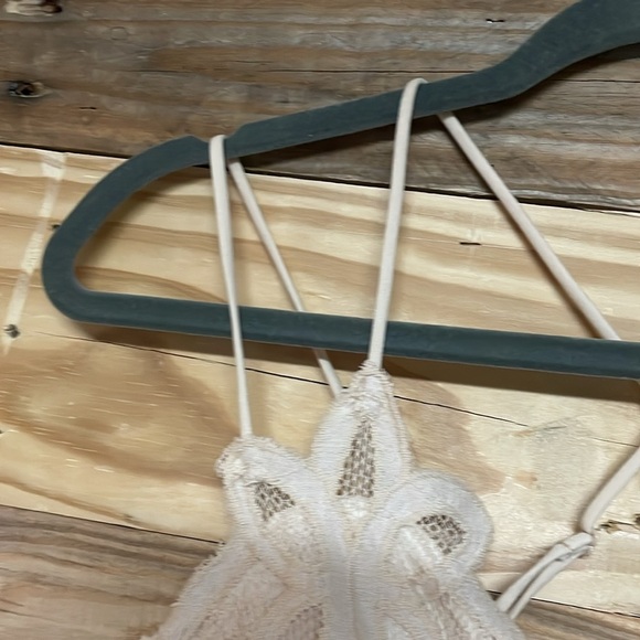 Zenana size XL Cream Color Lacey Strappy Builtin Bra Feminine Sexy Flowy top - Picture 5 of 11